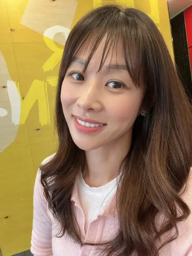 클로즈업 샷 | 은은한 핑크 립과 조화를 이루는 화사한 니트 코디가 돋보이는 셀피 /사진=장신영 인스타그램