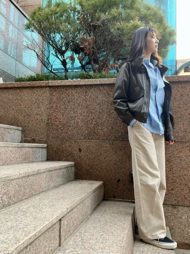레더 재킷 | 브라운 컬러의 빈티지한 가죽 질감과 블루 셔츠의 조화가 돋보이는 믹스매치 룩 /사진=장신영 인스타그램