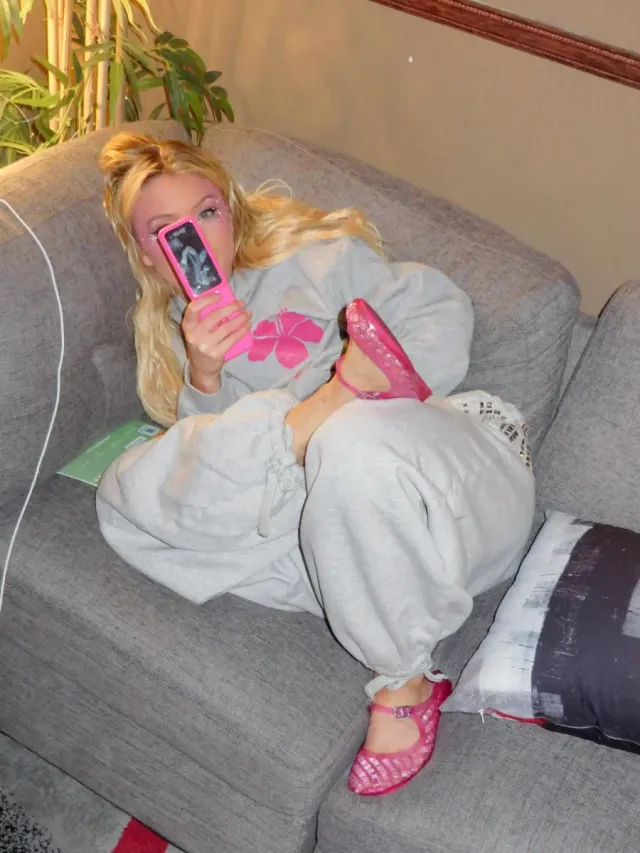 조거 팬츠 셋업 | 핑크 그래픽이 포인트인 그레이 셋업으로 완성한 힙한 라운지 룩 /사진=자라 라슨 인스타그램