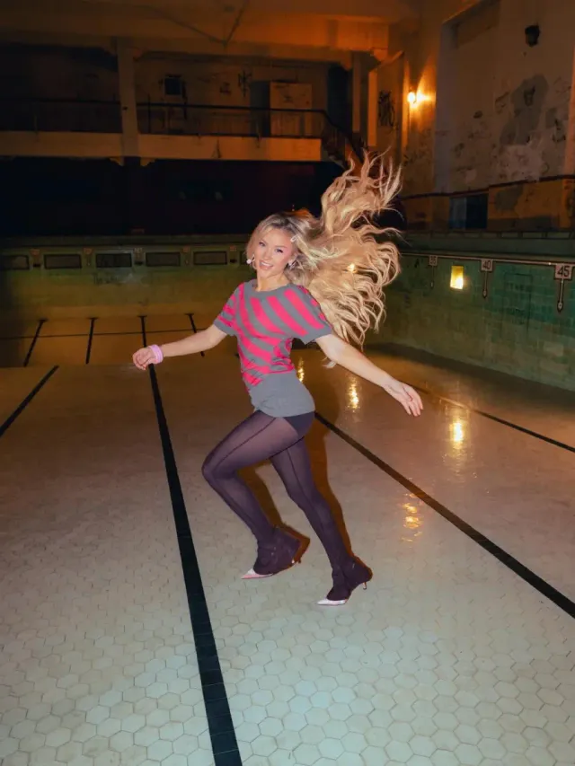 스트라이프 니트 룩 | 볼드한 스트라이프 패턴과 타이츠 조합으로 연출한 펑키한 스타일링 /사진=자라 라슨 인스타그램