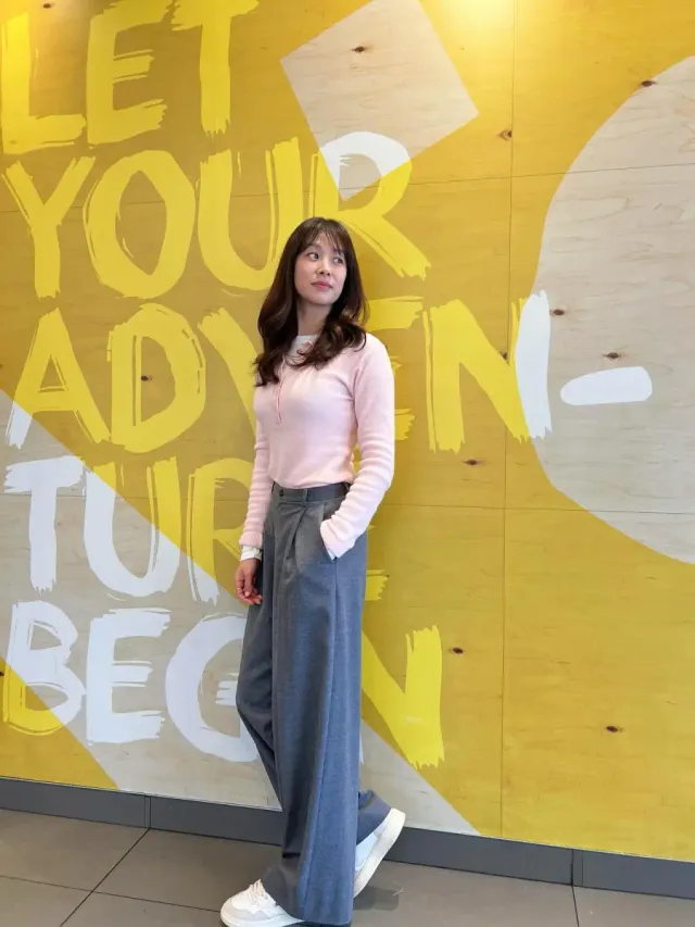 핑크 니트 | 차분한 핑크 톤의 슬림핏 니트와 그레이 슬랙스로 연출한 우아한 데일리 룩 /사진=장신영 인스타그램