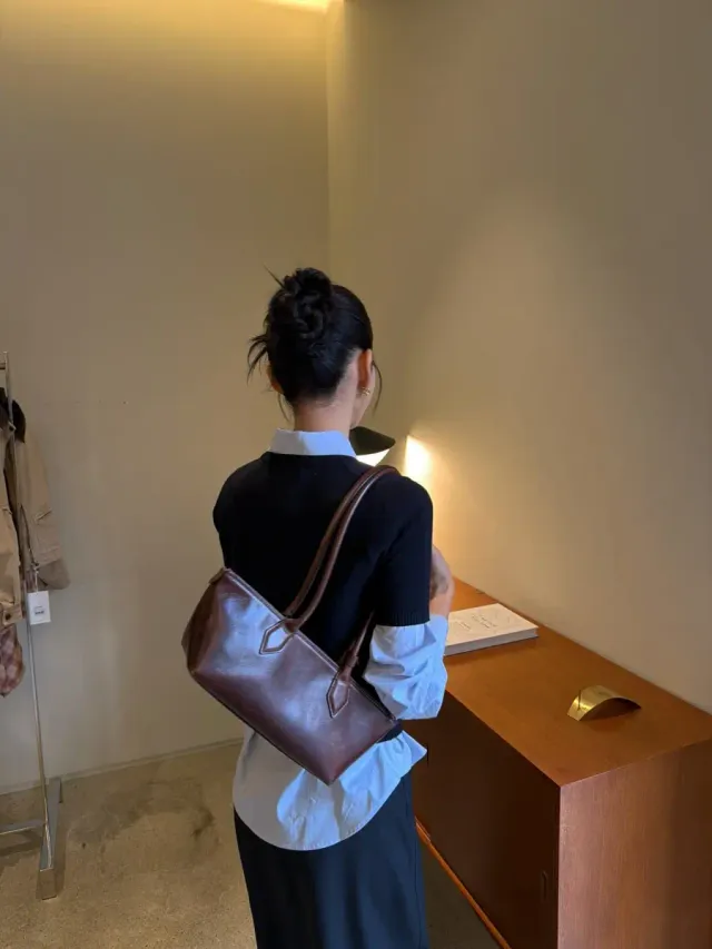 레이어드 셔츠 스타일링 | 셔츠 소매를 걷어올려 자연스러운 무드를 연출한 디테일 /사진=박지원 인스타그램