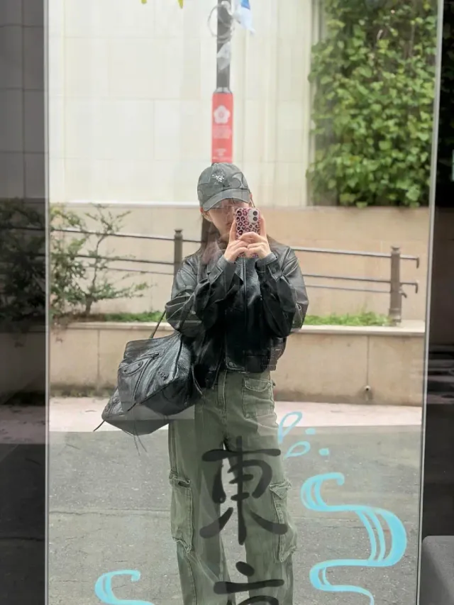 크롭 블랙 레더 재킷+카키 카고 와이드 팬츠+블랙 레더 빅백+올리브 볼캡 /사진=이유비 인스타그램