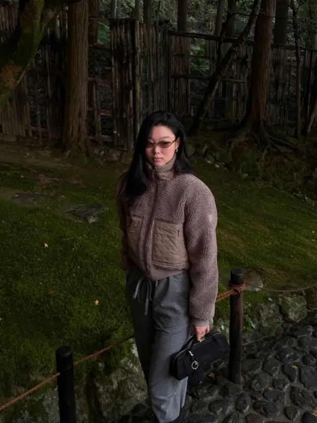 조거 팬츠 | 활동성을 강조하면서도 세련된 실루엣을 유지하는 미디엄 그레이 조거 팬츠 /사진=배윤영 인스타그램