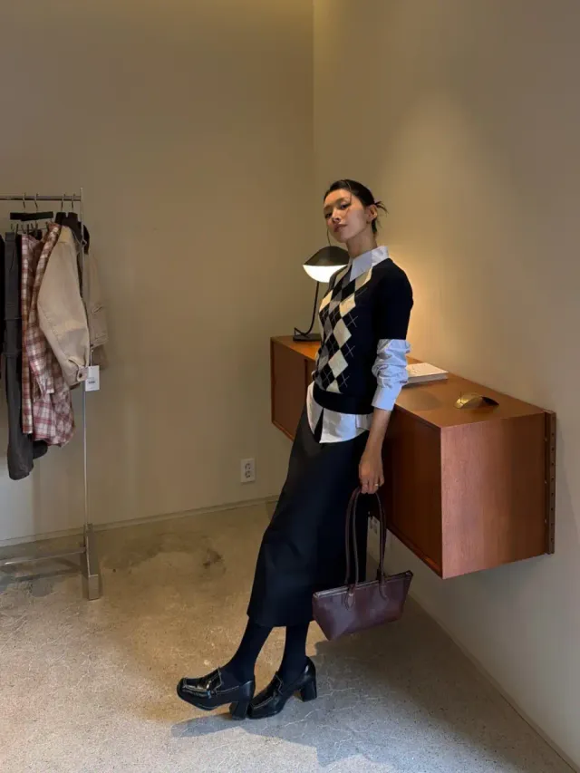 브라운 스웨이드 재킷 | 고급스러운 소재감이 돋보이는 중성적인 테일러링 아우터 /사진=박지원 인스타그램