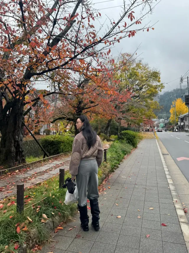 선글라스 & 백 | 슬림한 프레임의 선글라스와 미니멀한 블랙 토트백으로 완성한 시티 룩 /사진=배윤영 인스타그램