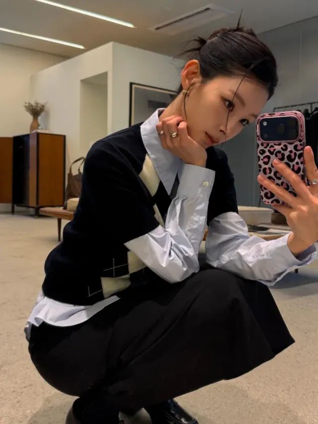 아가일 니트 베스트 | 클래식한 패턴과 슬림한 핏의 조화로 완성한 지적인 룩 /사진=박지원 인스타그램