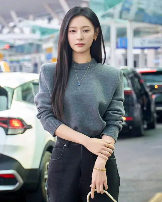 김지원이 매혹적인 '세르펜티 큐오레 1968 탑 핸들' 가방과 함께 감각적인 주얼리 스타일링을 완성했다.