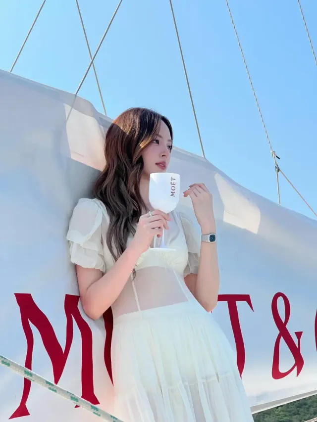 모에 샹동 로고 세일을 배경으로 한 요트룩