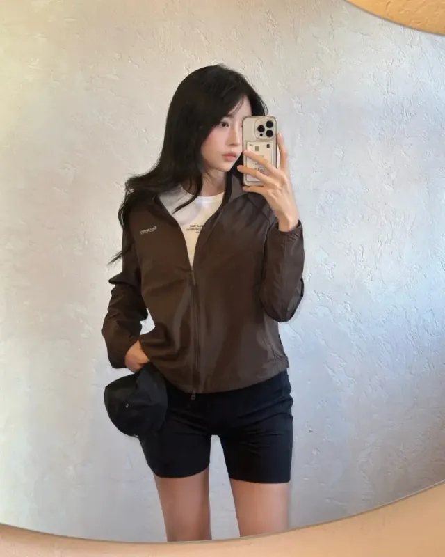 브라운 윈드브레이커+화이트 로고 티+블랙 바이커 쇼츠+볼캡+트레일 스니커즈 /사진=홍민하 인스타그램