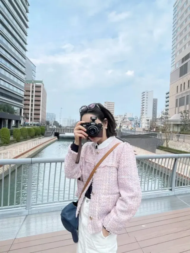 네이비 플라워 자수 크롭 카디건+화이트 칼라 셔츠+화이트 와이드 데님+탠 브라운 크로스백 /사진=이유리 인스타그램