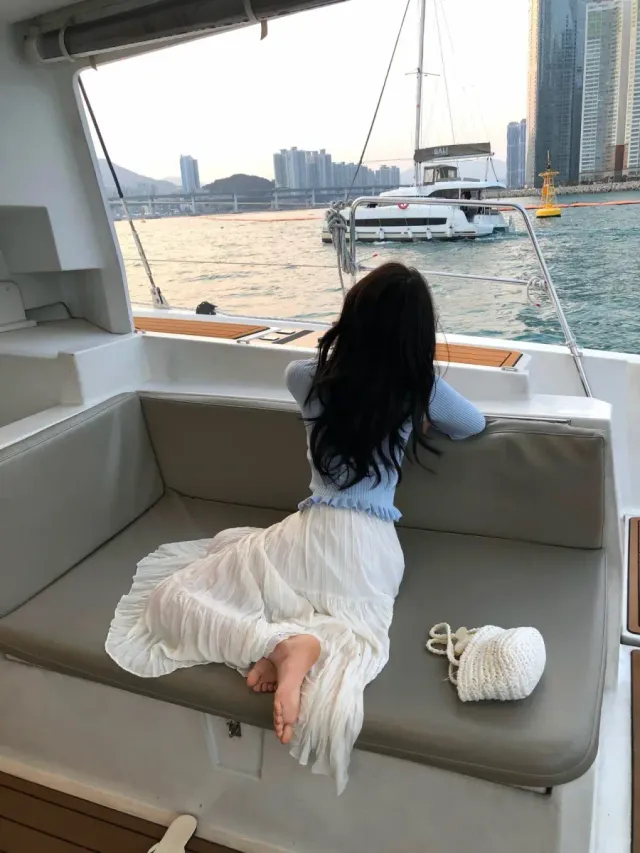 머스타드 스웨이드 집업 재킷+차콜 그레이 플레어 미디 스커트+블랙 레더 숄더백 /사진=이시안 인스타그램