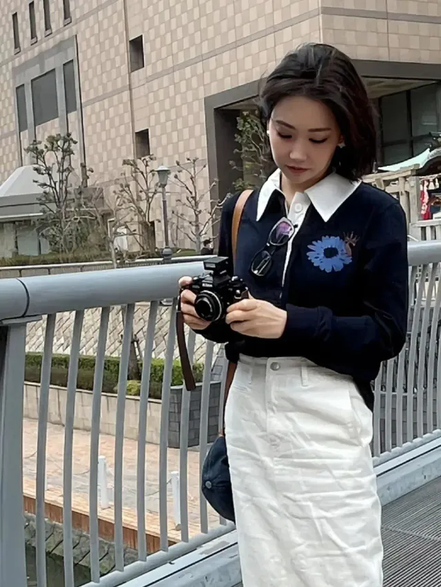 네이비 플라워 자수 오버사이즈 셔츠+스트라이프 헴 네이비 팬츠+네이비 버킷햇 /사진=이유리 인스타그램