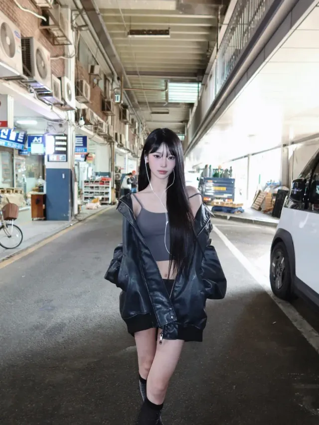 오버사이즈 블랙 레더 재킷+그레이 크롭 스트랩 탑+블랙 바이커 쇼츠+글리터 삭스 부츠 /사진=임윤서 인스타그램