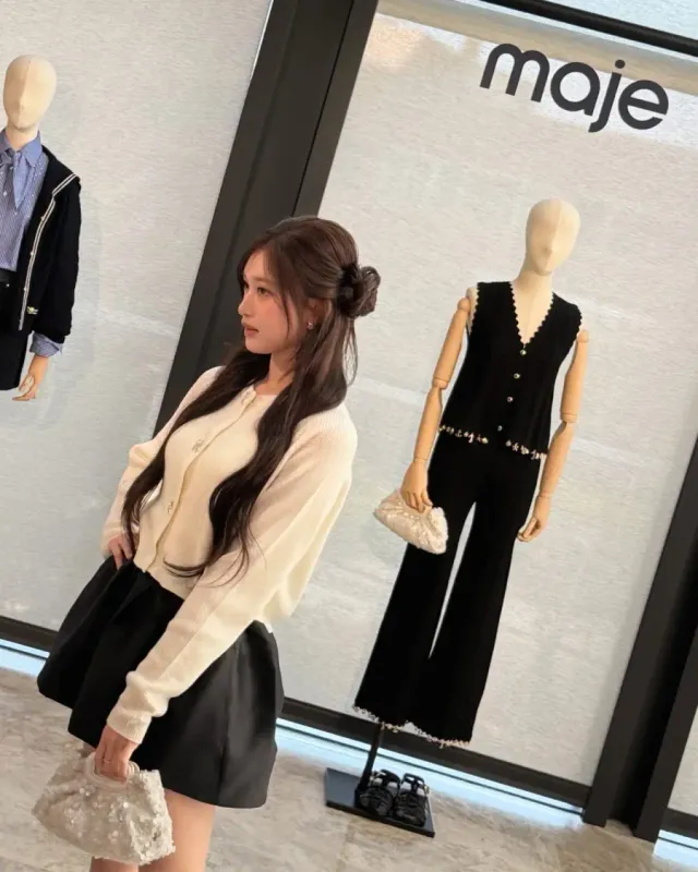 아이보리 리브 크롭 카디건+블랙 새틴 미니 스커트+화이트 크로셰 클러치 /사진=이서 인스타그램