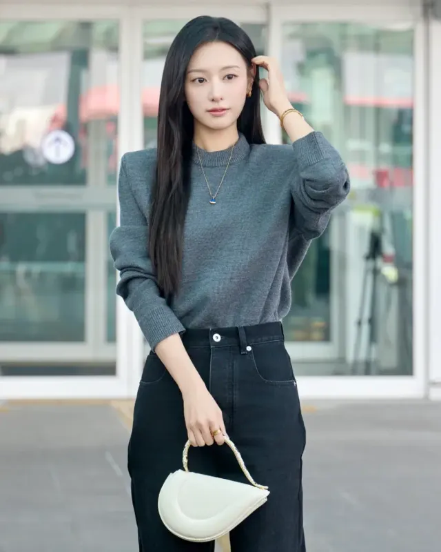 배우 김지원이 불가리 '디바스 드림' 네크리스로 우아한 공항 패션을 선보였다.