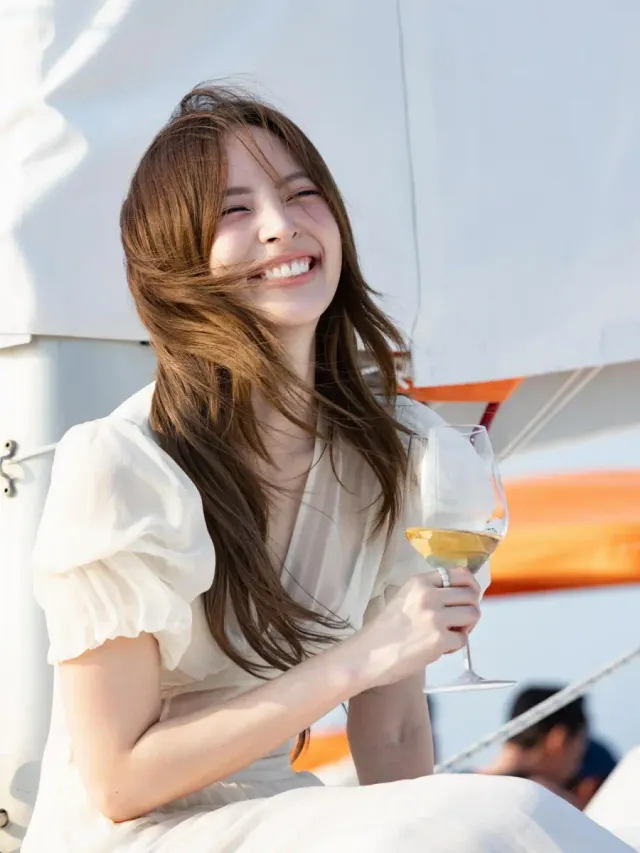 크림 화이트 퍼프 슬리브 시스루 웨이스트 티어드 미디 드레스+블루 다이얼 시계 /사진=Nuttanicha_D 인스타그램