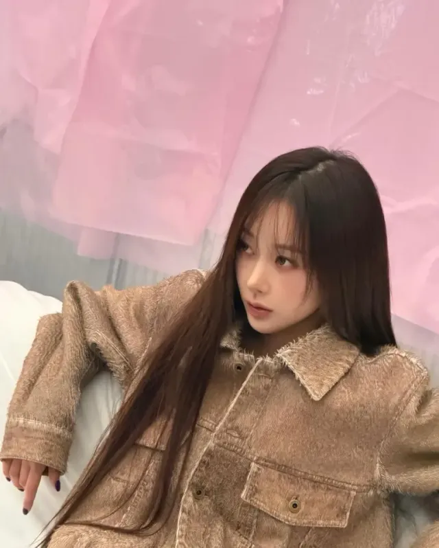 워싱 데님 재킷 | 거친 질감과 몽환적인 분위기가 공존하는 반전 매력 /사진=지젤 인스타그램