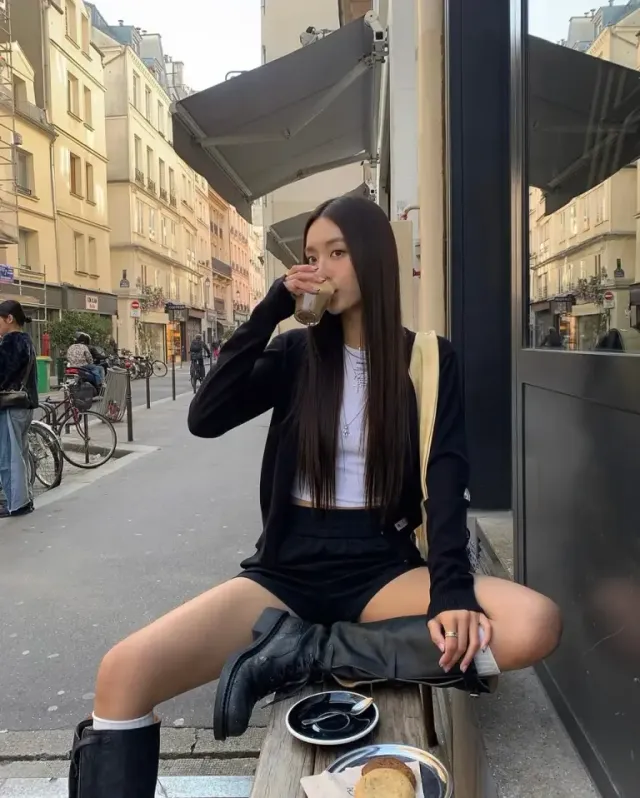 블랙 카디건 & 미니 쇼츠 | 파리 노천카페의 무드를 즐기는 올블랙 하의실종 룩 /사진=예리 인스타그램