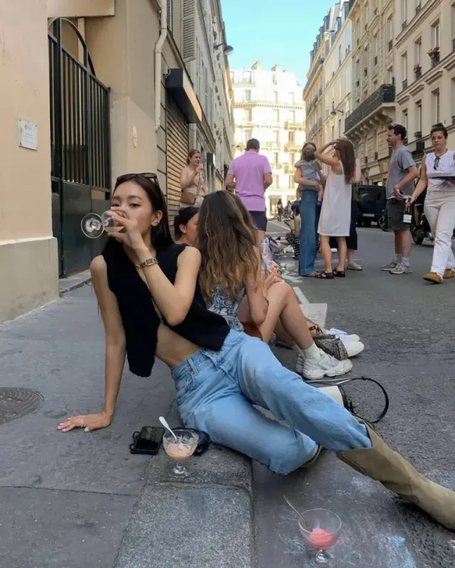 리브드 톱 & 데님 쇼츠 | 센강의 여유로움을 담아낸 내추럴한 스포티 데일리룩 /사진=예리 인스타그램