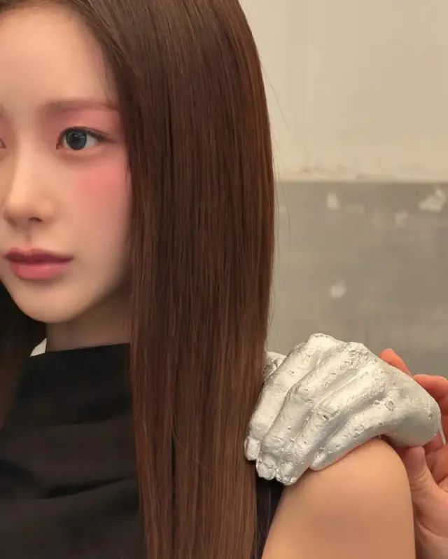 실버 핸드 오브제 | 은빛 손 모양 액세서리로 완성한 기묘하고 매혹적인 디테일 /사진=지젤 인스타그램