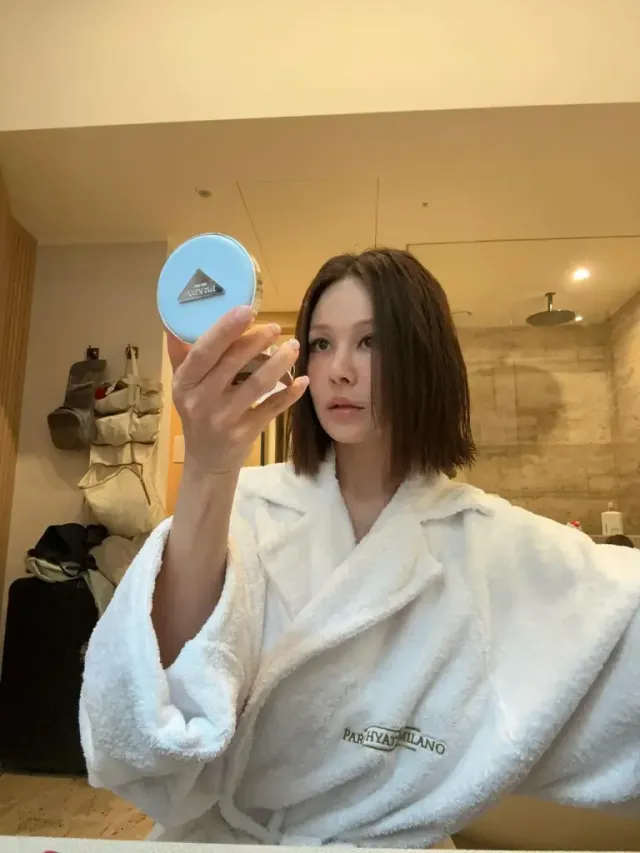 프라다 뷰티 | 파크 하얏트 밀라노에서 만난 럭셔리한 뷰티 모먼트 /사진=아이비 인스타그램