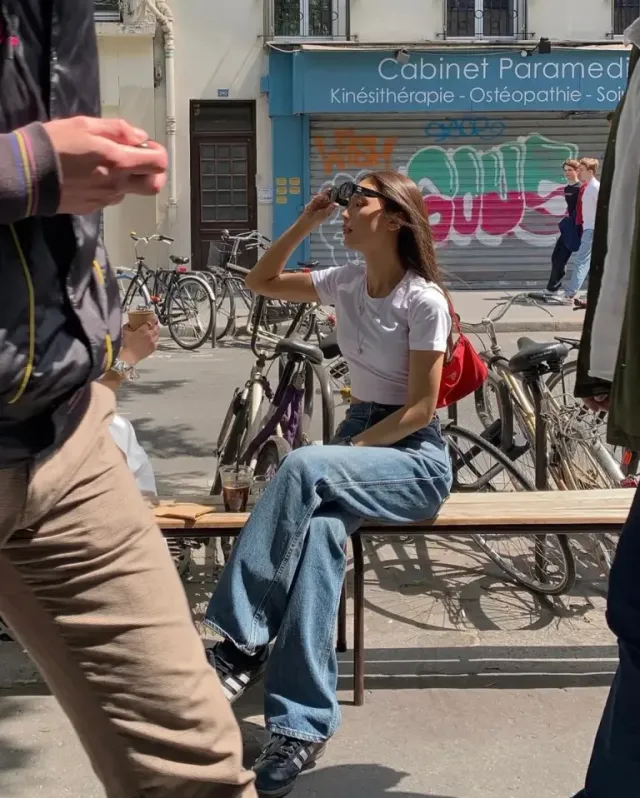 크롭 티셔츠 & 레드 포인트 백 | 기본 템의 정석에 레드 컬러로 위트를 더한 스트릿 스타일 /사진=예리 인스타그램