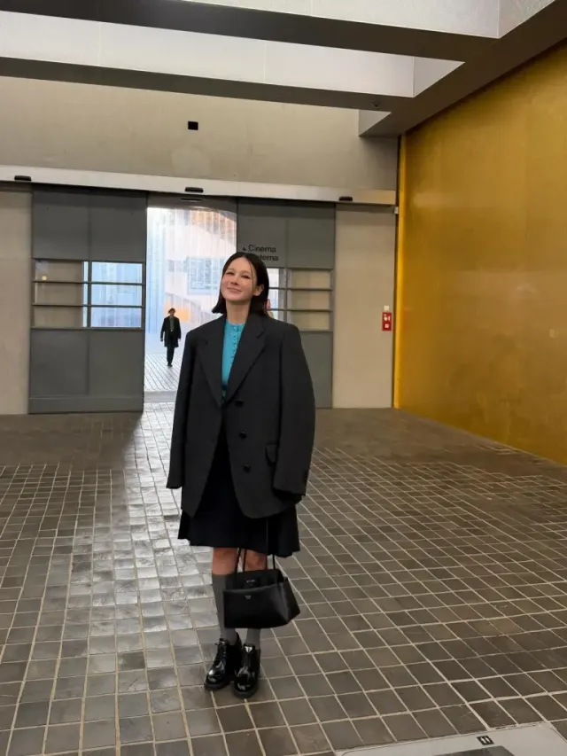 킬트 스커트 & 니하이 삭스 | 벨트 디테일로 완성한 반항적인 프레피 무드 /사진=아이비 인스타그램