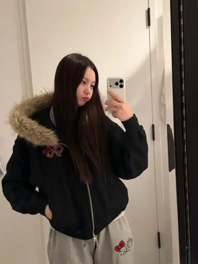 스카이 블루 조거 팬츠 | 톤다운된 상의를 환하게 밝히는 감각적인 파스텔 컬러 플레이 /사진=엄지 인스타그램