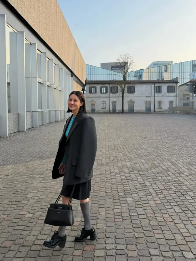 프라다 핸드백 | 룩의 중심을 잡아주는 클래식한 가죽 토트백 /사진=아이비 인스타그램