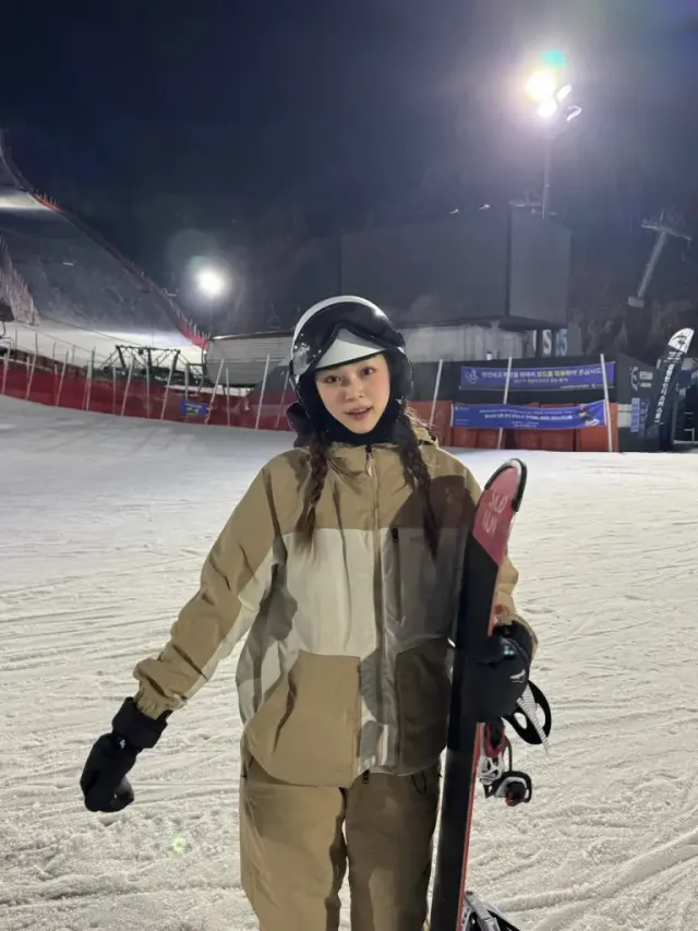 #스노보드룩 #야간보딩 | 기능성과 힙한 감성을 모두 잡은 윈터 스포츠 룩 /사진=한재인 인스타그램