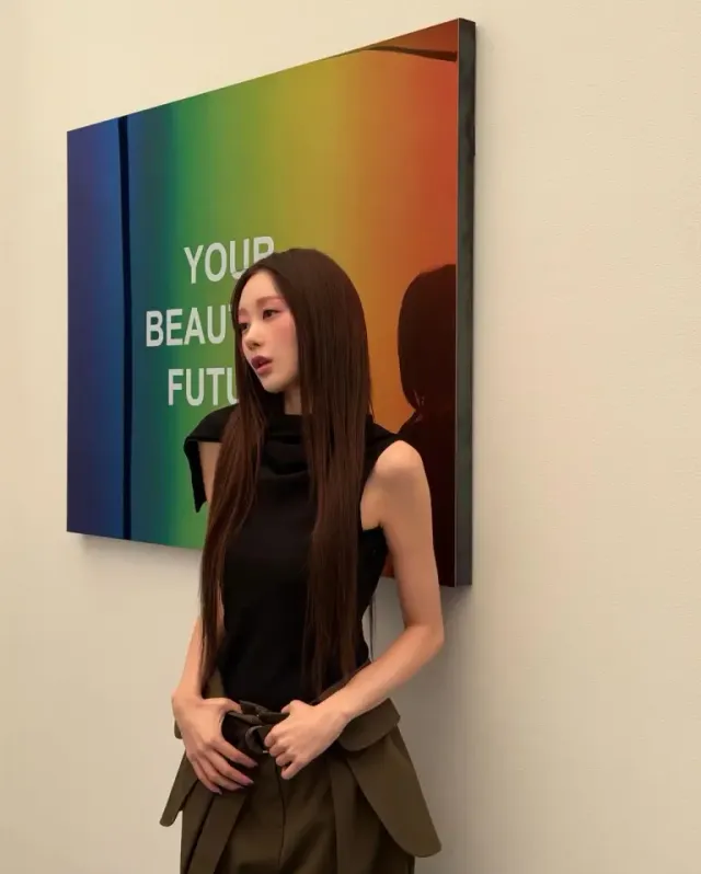 테일러드 블랙 재킷 | 그레이하운드와 함께 연출한 정적이고 시크한 무드 /사진=지젤 인스타그램