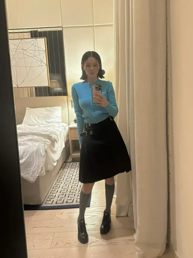 오버사이즈 재킷 & 스카이 블루 카디건 | 밀라노 거리를 압도하는 시크한 컬러 매치 /사진=아이비 인스타그램