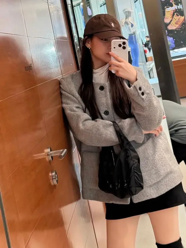 믹스매치 데일리룩 | 재킷과 볼캡의 이색적인 만남으로 완성한 세련된 도심 속 ootd /사진=엄지 인스타그램