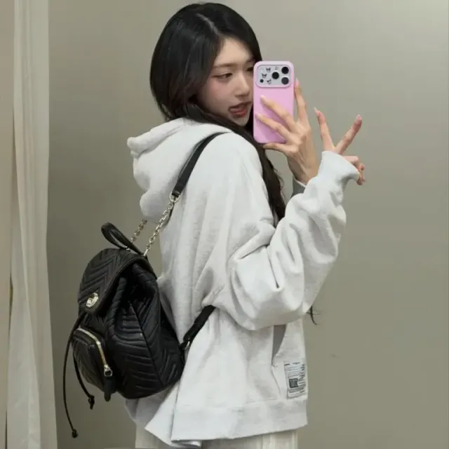 오버핏 그레이 후디 | 럭셔리 백팩을 믹스매치한 Z세대의 힙한 데일리 모먼트 /사진=이서 인스타그램