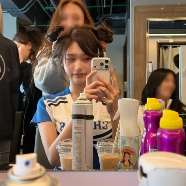 스포티 블루 져지 | 만두 머리로 완성한 대기실 속 막내의 키치한 반전 매력 /사진=이서 인스타그램