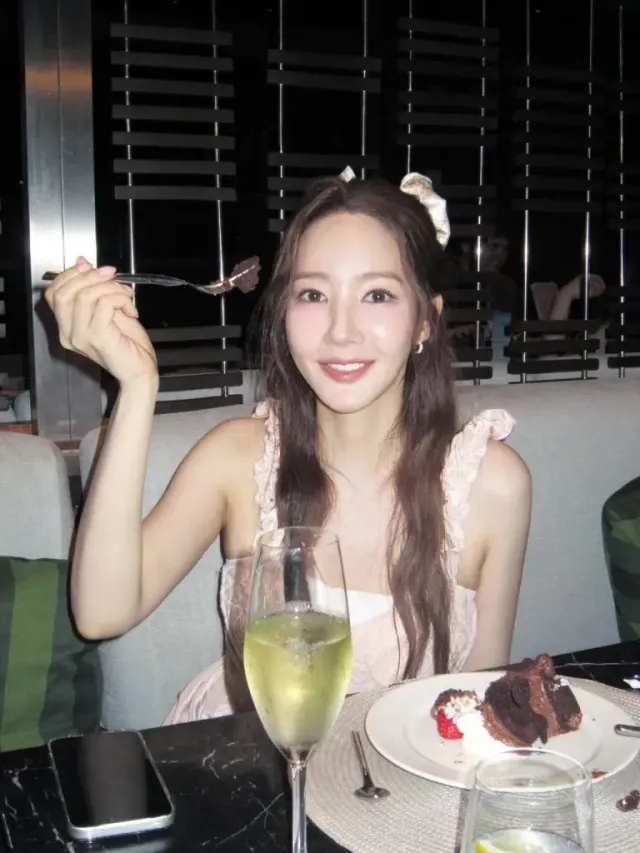 리본 헤어 액세서리 | 화려한 토퍼를 턱 밑에 대고 꽃사슴 같은 눈망울을 뽐내는 초밀착 셀카 /사진=박민영 인스타그램