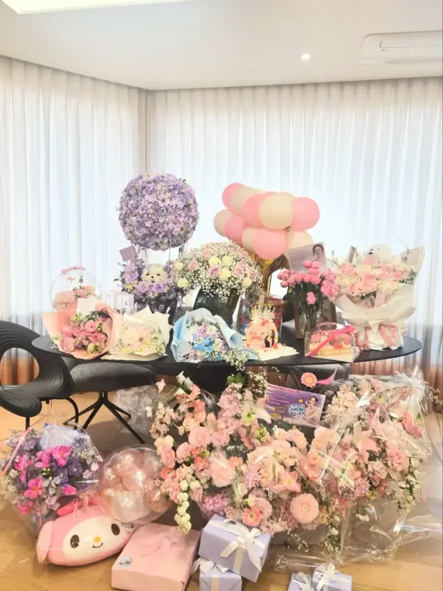 생일 축하 선물 세트 | 팬들의 사랑이 듬뿍 담긴 꽃바구니와 풍선에 둘러싸인 박민영의 거실 풍경 /사진=박민영 인스타그램