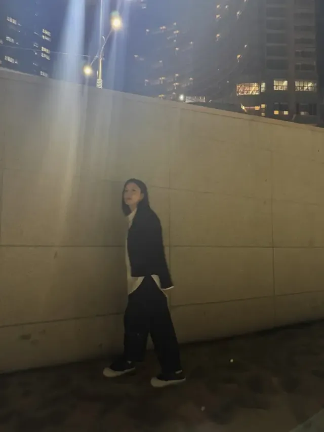 블랙 미니백 & 슬랙스 | 클래식한 아이템으로 완성한 시크한 야경 룩 /사진=이세영 인스타그램