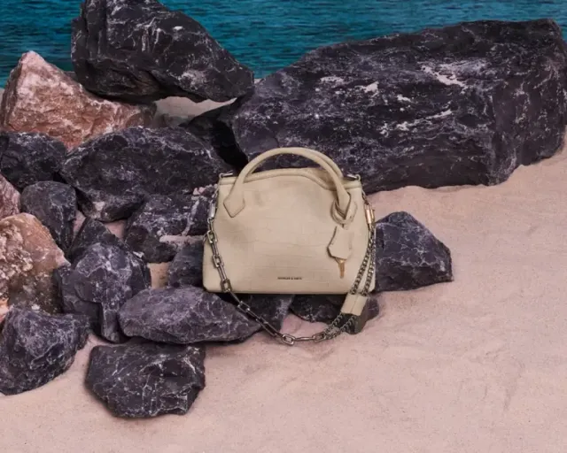 /사진=찰스앤키스, 새 