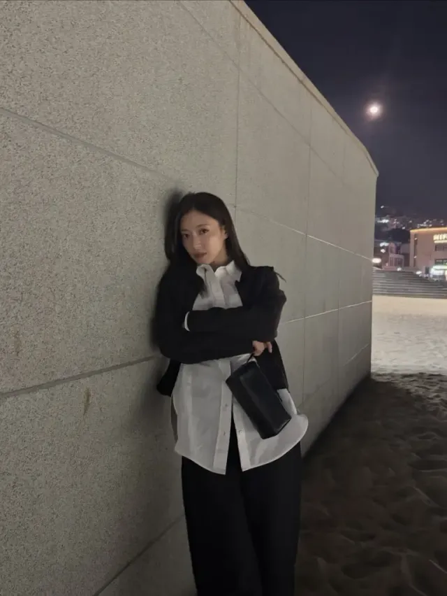 베이지 퍼 가디건 & 와이드 데님 | 거울 셀카 속 포근한 윈터 무드의 정수 /사진=이세영 인스타그램