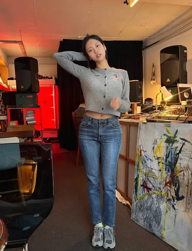 미키마우스 카디건 | 클래식한 그레이 컬러에 위트를 더한 미키 자수 포인트 /사진=김주희 인스타그램