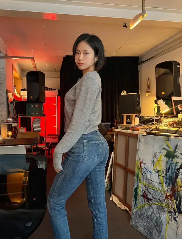 슬림핏 데님 | 골반 라인을 강조하며 길게 뻗은 워싱 진의 정석 /사진=김주희 인스타그램