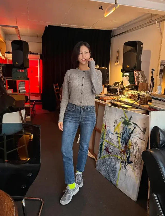 네온 포인트 | 무채색 룩에 생기를 불어넣는 형광색 양말의 반전 센스 /사진=김주희 인스타그램