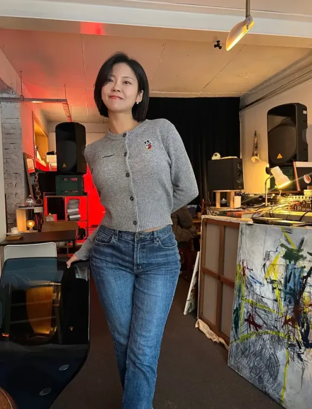 크롭 카디건 룩 | 활동적이면서도 여성스러운 실루엣을 강조한 스타일링 /사진=김주희 인스타그램