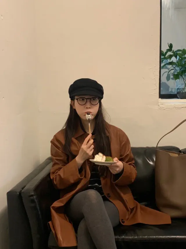 브라운 레더 코트 + 스트라이프 이너 | 레이어드로 완성한 간절기 카페 룩 /사진=이해리 인스타그램