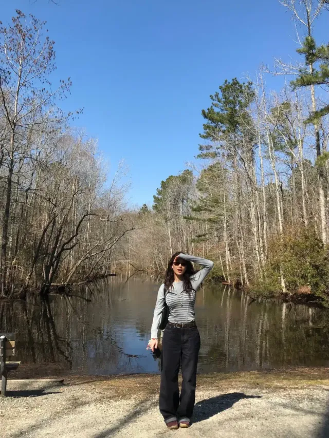 {스트라이프 티셔츠 & 와이드 데님} | 자연과 어우러진 편안하고 세련된 '꾸안꾸'의 정석 /사진=지효 인스타그램