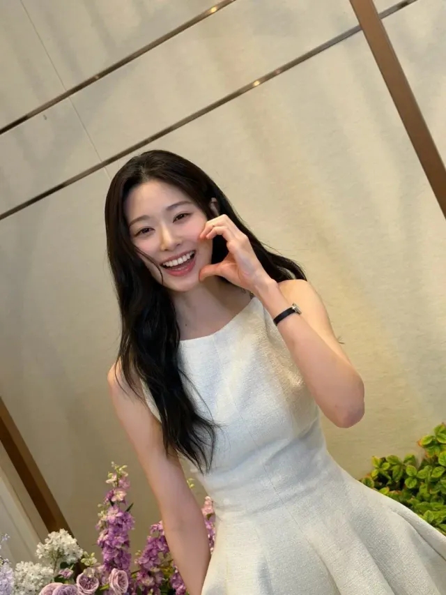 화이트 드레스 × 플로럴 배경 | 보색 대비 없이 톤 차이만으로 완성한 로맨틱 피케 /사진=김민주 인스타그램