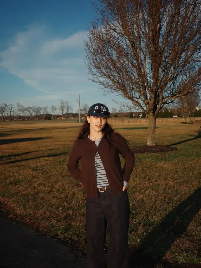 {브라운 가디건 & 볼캡} | 노을 아래 더해진 차분하고 감성적인 가을 데일리 룩 /사진=지효 인스타그램
