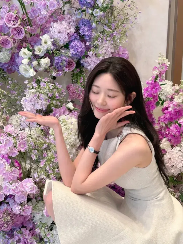 화이트 트위드 미니 드레스 | 스퀘어넥 실루엣과 플레어 스커트라인으로 완성한 청순 페미닌 룩 /사진=김민주 인스타그램